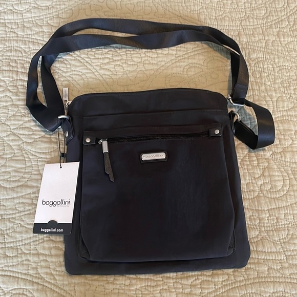 Baggallini Handbags - NWT Baggallini crossbody and wallet